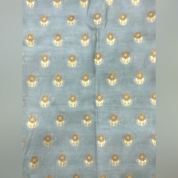 ❌❌SOLD❌❌ Lovely soft cotton silk with woven buttis. Blouse pc. - Picture 2 of 2